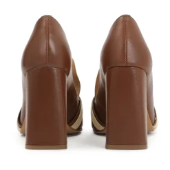 DAMES Kazar e en beige pumps op een paal