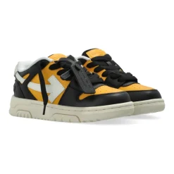 Off White Sneakers Buiten Kantoor