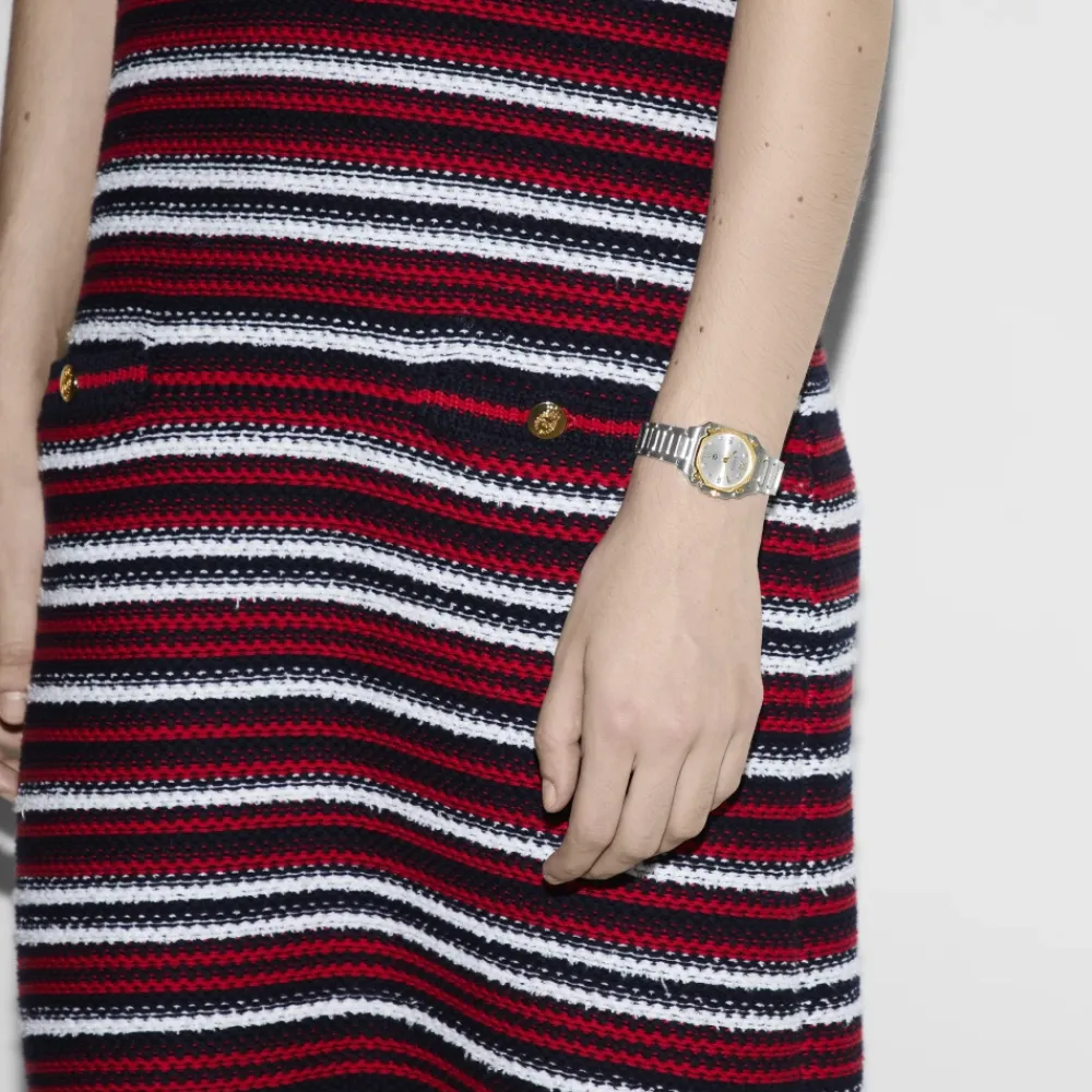 DAMES Gucci YA166503 - G-Flat 24mm roestvrijstalen kast met 18kt geelgoud vergulde lunet en schroeven; Zilver gegalvaniseerde wijzerplaat met Romeinse indexen om 12 en 6 uur en diamantindexen; Roestvrijstalen armband