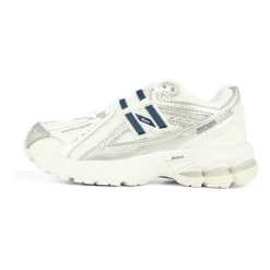 New Balance Zilveren Mesh Sneakers met Innovatieve Zool