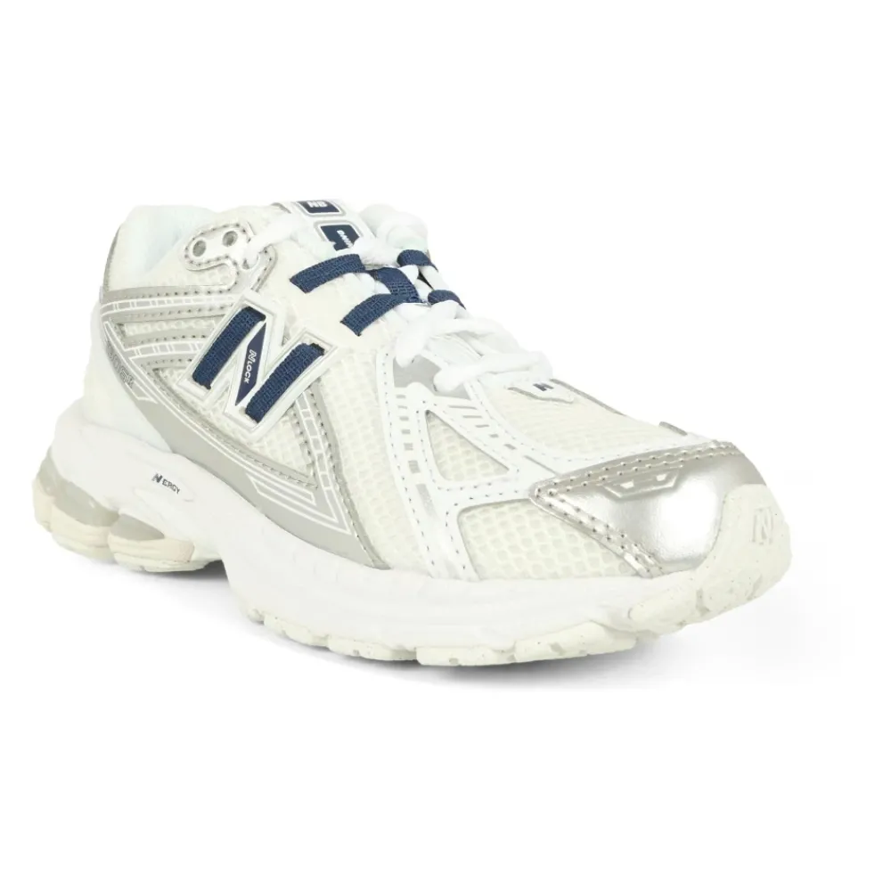 New Balance Zilveren Mesh Sneakers met Innovatieve Zool